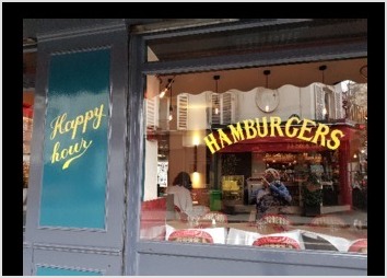 lettres peintes réalisés sur la façade extérieure de la brasserie.