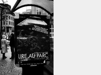 Affiche sur le thme "Lire au Parc", sur base d une photo prise dans un parc de BXL. Remise dans le contexte d un abribus.