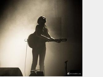 Photo de Gabriela, du groupe Rodrigo y Gabriela lors de leur concert  Paris au Zenith fin 2010.Retouche sous lightroom.