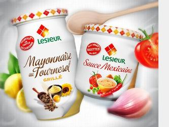 Problématique : Par la création de cette nouvelle gamme de sauces froides, Lesieur souhaite initier un renouveau de ses valeurs de marque : accessibilité, clarté, naturel et plaisir culinaire. Longtemps leader incontesté du marché des huiles, il souhaite rajeunir son positionnement par une offre accompagnant les nouvelles tendances culinaires. Son but : être linterlocuteur privilégié de nos envies.
Cadre : Compétition - gamme de 7 références
Intervention : Création & positionnement gamme packaging