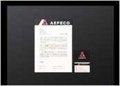 Dans le cadre d'un projet visant à améliorer mes compétences en matière de conception graphique, j'ai créé une société fictive de services pétroliers appelée AEPECO (Aetherium Petroleum Company). La sobriété de cette image de marque reflète les valeurs que l'entreprise doit incarner. Le positionnement des couleurs, en rupture avec les standards du marché, s'avère thématiquement efficace et permet à l'entreprise de se démarquer de la concurrence. Le noir, couleur dominante, symbolise le pétrole, mais aussi la sobriété, la stabilité et le sérieux. Dans l'industrie pétrolière, le rouge cramoisi est une teinte peu commune, mais un choix esthétique pertinent, évoquant les flammes associées à l'extraction du pétrole. Le bleu ciel, couleur emblématique de notre identité visuelle, s'aligne parfaitement avec le rouge, créant une forte synergie visuelle. De plus, ce bleu peut évoquer le ciel, synonyme de notre engagement en faveur de l'innovation et de l'excellence, mais il peut aussi symboliser le gaz naturel, en cas de diversification.