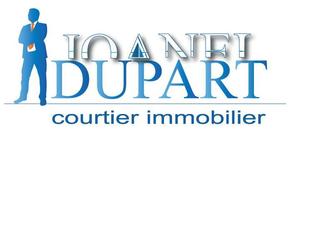 Il s'agit d'un logo pour un courtier immobilier. Il voulait que son nom soit mis en évidence. D'où le DUPART qui est mis en évidence et "Joanel" en arrière plan, mais qui ressort moins. Que lorsqu'on s'adresse à lui, que l'on sache qu'il s'agit de monsieur DUPART, courtier immobilier. 

Le choix de couleur bleu est pour cet homme, ce courtier qui reste limpide comme l'eau, qui ne peut rien vous cacher, quand il est prêt à faire une transaction avec un client.

L'orange pour la couleur de sa cravate insuffle une dose de bonne humeur. Ce que représente immobilier.